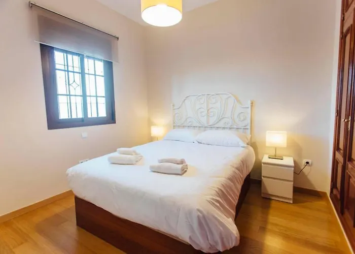 Duplex With Terrace- 5Bd 3Bth- Center