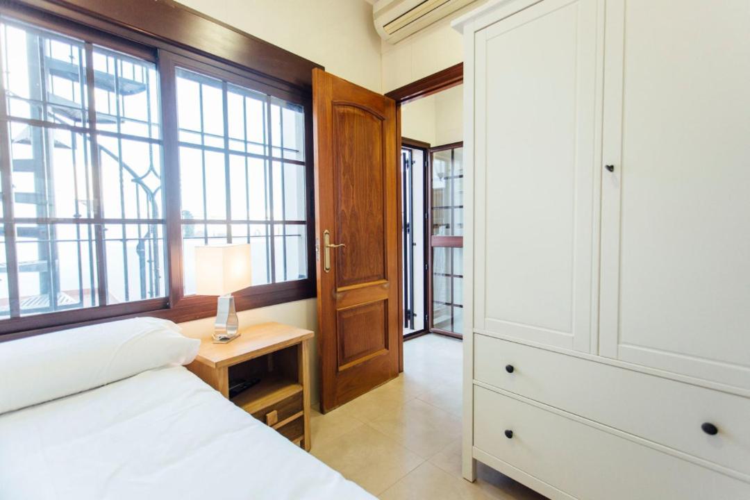 Duplex With Terrace- 5bd 3bth- Center
