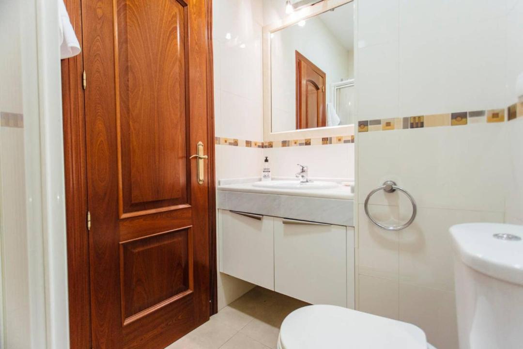 Duplex With Terrace- 5bd 3bth- Center Appartement