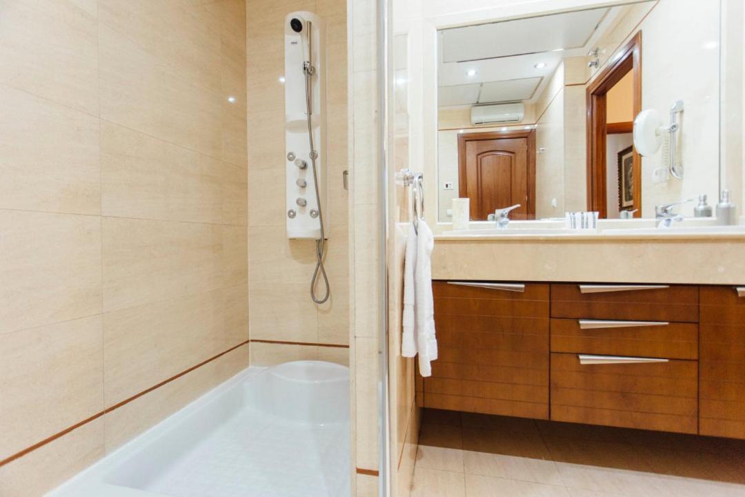 Duplex With Terrace- 5bd 3bth- Center Appartement *