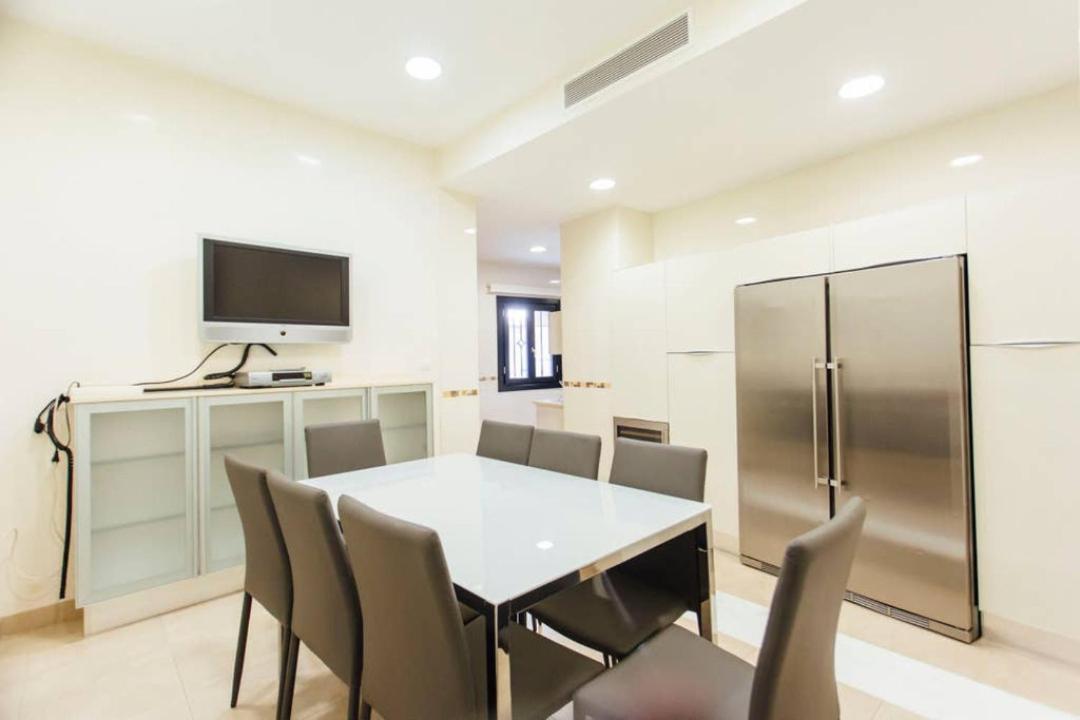 Duplex With Terrace- 5bd 3bth- Center Séville