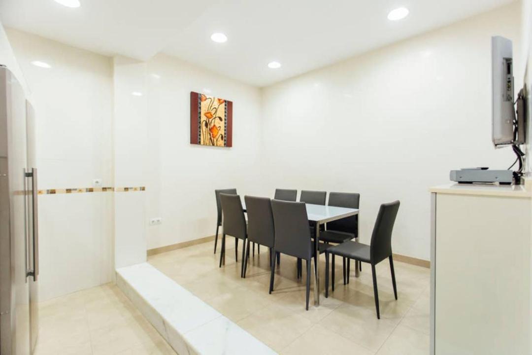 Duplex With Terrace- 5bd 3bth- Center