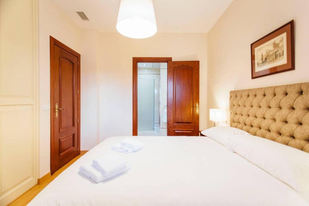 Duplex With Terrace- 5bd 3bth- Center Appartement *