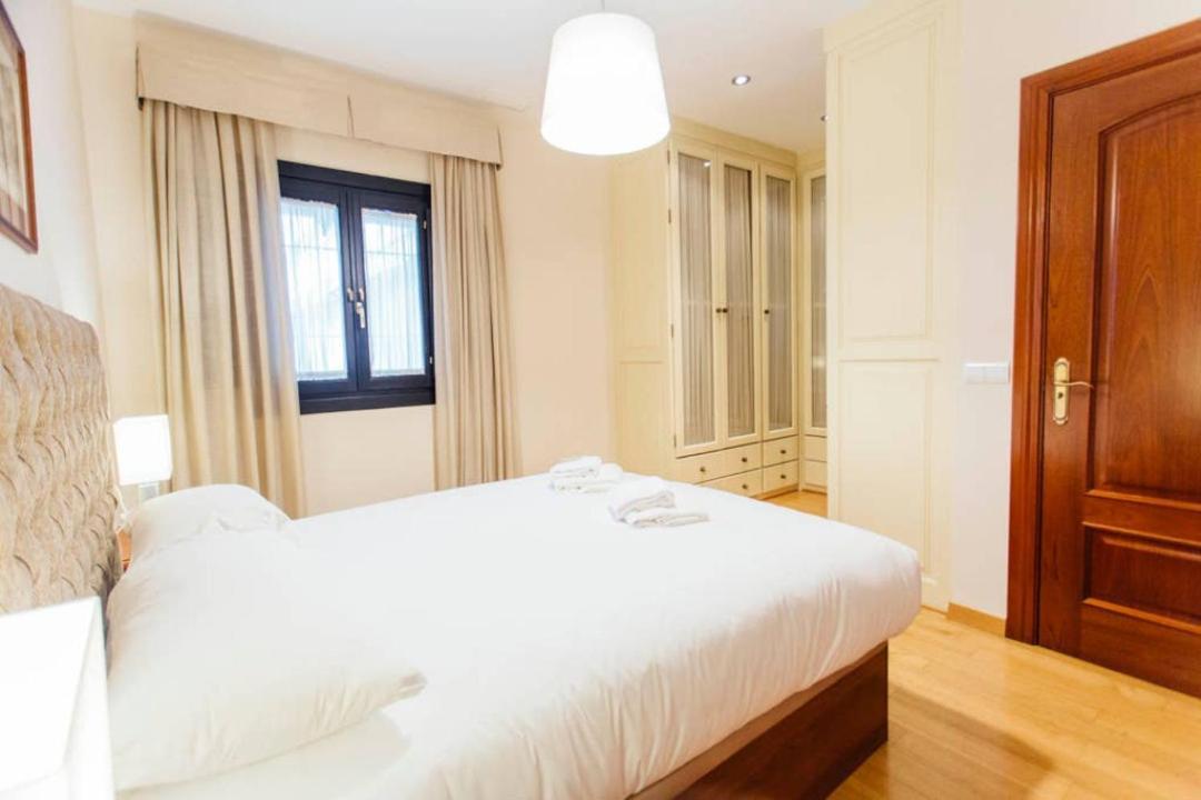 Duplex With Terrace- 5bd 3bth- Center *
