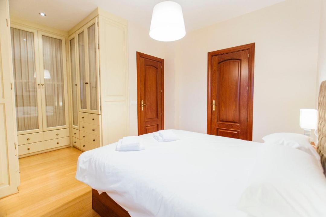 Duplex With Terrace- 5bd 3bth- Center