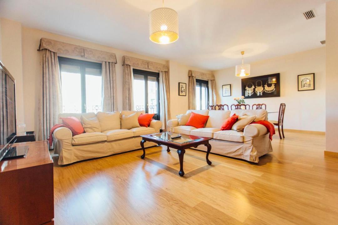 Duplex With Terrace- 5bd 3bth- Center *