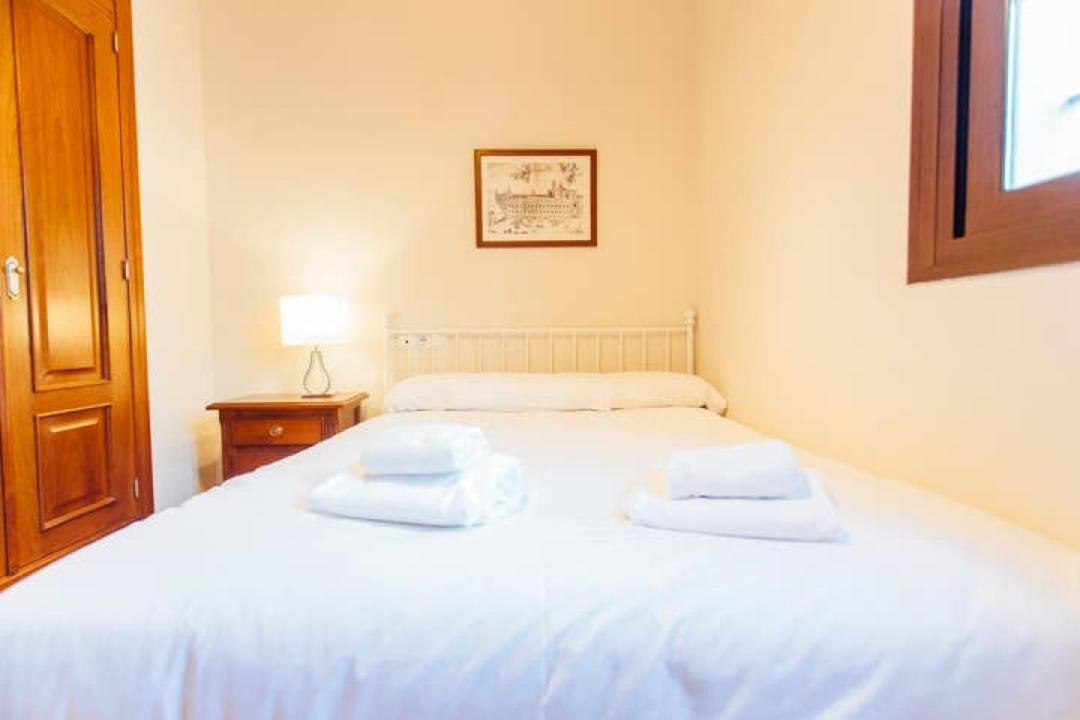 Duplex With Terrace- 5bd 3bth- Center Apartment