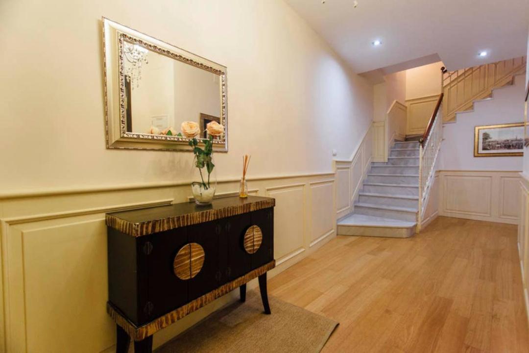 Duplex With Terrace- 5bd 3bth- Center Seville